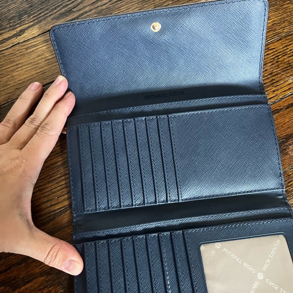 Michael Kors wallet - Picture 2 of 7